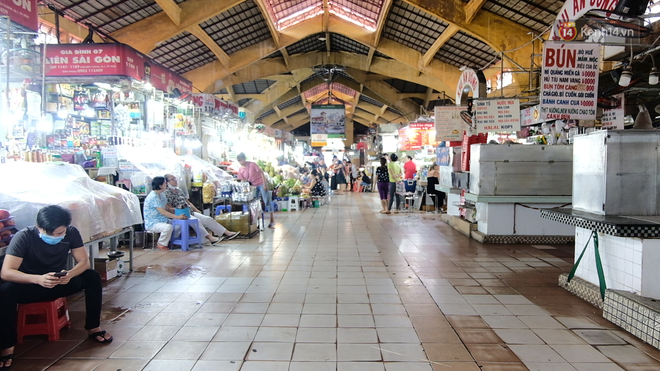 Chợ Bến Thành vẫn đìu hiu hậu dịch Covid-19, tiểu thương cầu cứu vì ngồi cả ngày không có khách thăm quan - Ảnh 3.