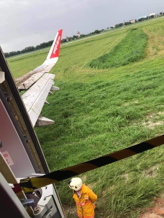 Đại diện hãng Vietjet lên tiếng vụ máy bay hạ cánh trượt khỏi đường băng Tân Sơn Nhất, lao ra bãi cỏ - Ảnh 3.