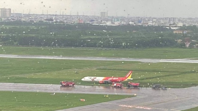 Đại diện hãng Vietjet lên tiếng vụ máy bay hạ cánh trượt khỏi đường băng Tân Sơn Nhất, lao ra bãi cỏ - Ảnh 1.