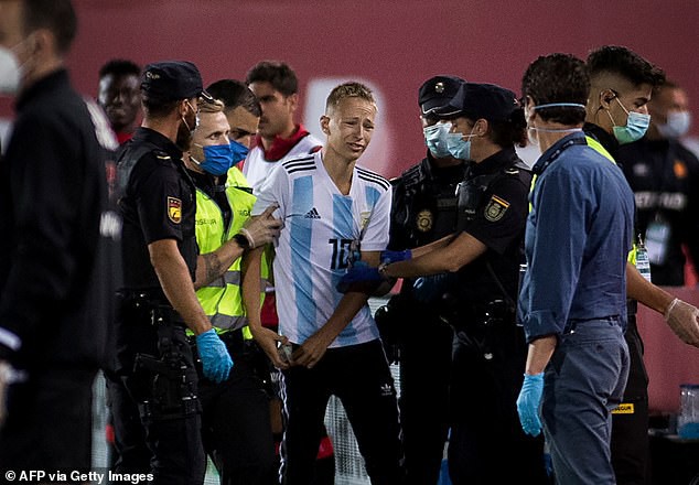 Barca đá không khán giả, fan cuồng vẫn lao vào sân tiếp cận Messi - Ảnh 4.