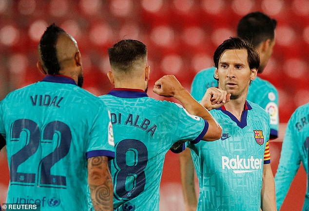 Barca đá không khán giả, fan cuồng vẫn lao vào sân tiếp cận Messi - Ảnh 5.