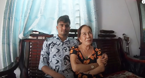 Bị nhiều người nói lấy chồng trẻ ăn bám, cô dâu 65 tuổi bất ngờ tiết lộ công việc hiện tại của chú rể 24 tuổi ở Việt Nam - Ảnh 1.