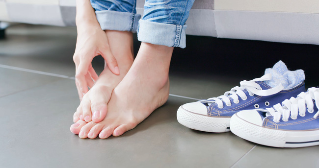 Móng chân chuyển màu đen có thể là nốt ruồi lành tính nhưng nhiều khi cũng là dấu hiệu của các bệnh, bao gồm cả ung thư - Ảnh 3.