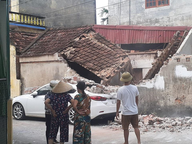 Đỗ xe cạnh một ngôi nhà, chủ ô tô nhận về cái đen hiếm có, chẳng ai ngờ tới - Ảnh 1.