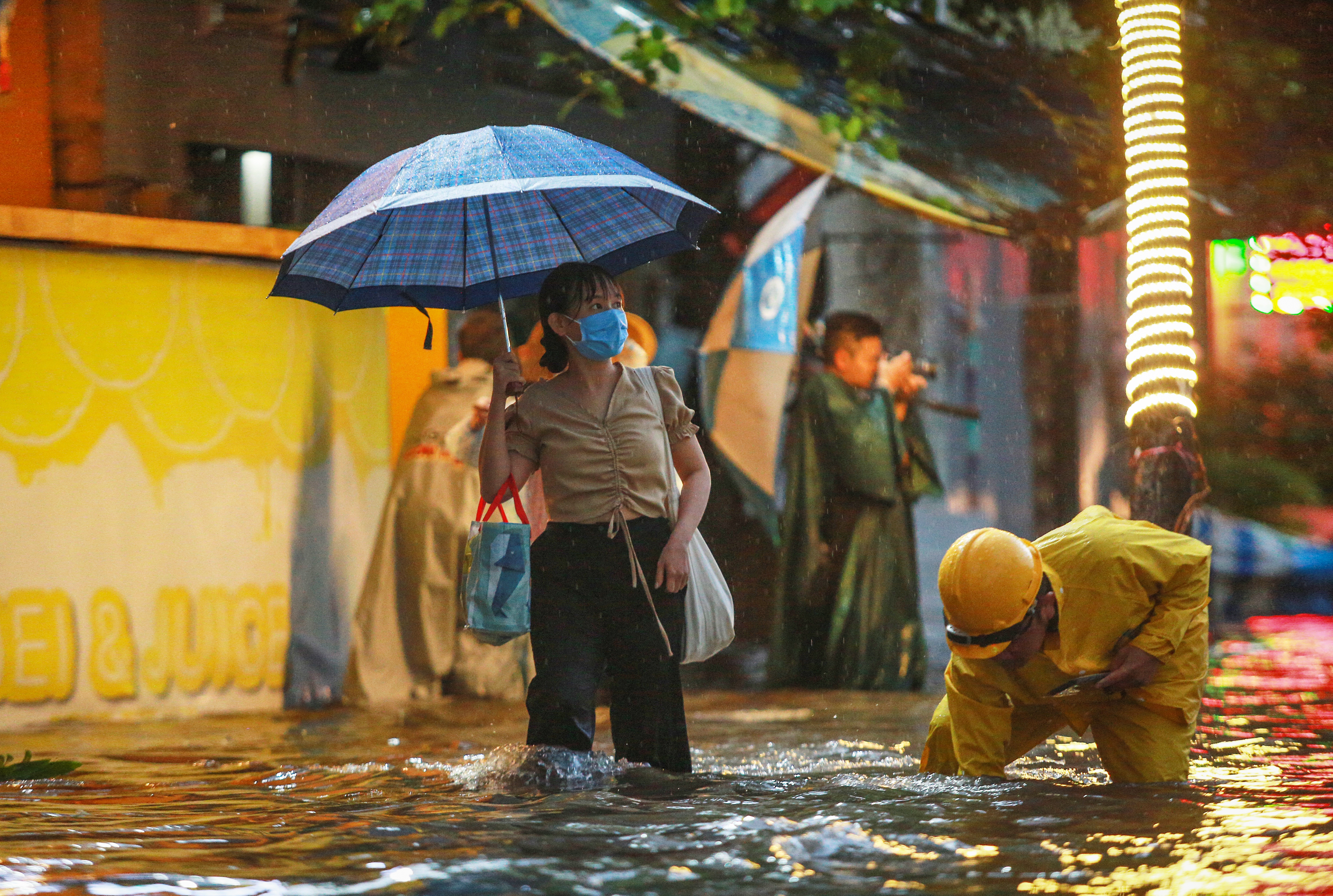 Người Sài Gòn chôn chân trong mưa lớn, ô tô, xe máy không nhúc nhích, giao thông hỗn loạn - Ảnh 5.