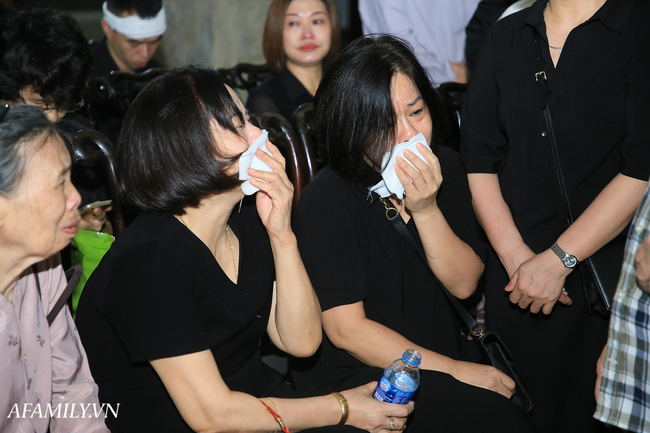 Những hình ảnh đầu tiên trong tang lễ của nữ MC Diệu Linh, người mẹ liên tục khóc vì sự ra đi của cô con gái còn quá trẻ - Ảnh 2.