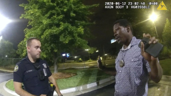 Phút cuối của người đàn ông da màu bị cảnh sát Atlanta bắn chết sau khi kiểm tra nồng độ cồn hé lộ thông tin ít ai biết - Ảnh 1.