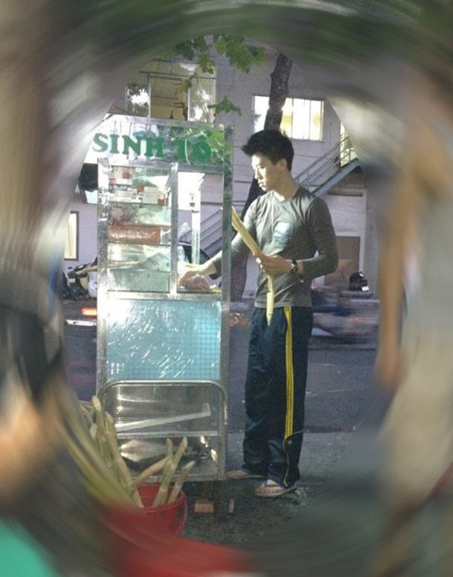Siêu mẫu Việt từng làm công nhân quét rác, bán nước mía để kiếm sống giờ ra sao? - Ảnh 2.