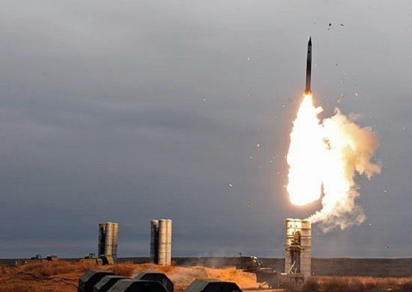 Xe bọc thép Nga hút chết trong vụ nổ lớn ở Syria - Lộ lý do S-400 bất lực trước tên lửa siêu vượt âm - Ảnh 1.