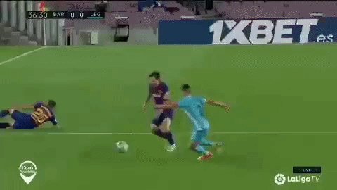 Khoảnh khắc đối thủ vứt hết liêm sỉ để ngăn cản Messi: Khán giả bối rối không biết đang xem bóng đá hay bóng bầu dục - Ảnh 1.