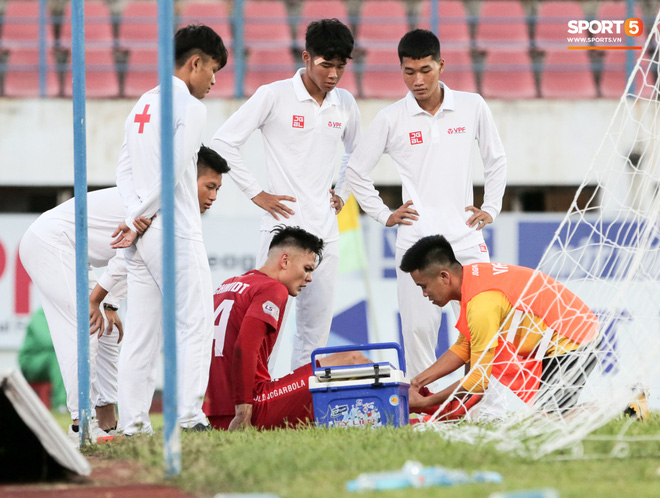 Đen như trung vệ Việt kiều: Gặp chấn thương ngay sau khi mắc sai lầm khó tin khiến đội nhà thua trận - Ảnh 5.