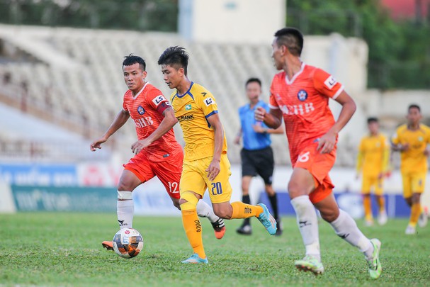 Những màn đấu tay đôi đáng chú ý trong trận CLB Hà Nội - SLNA - Ảnh 1.