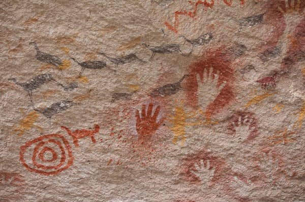 Rùng rợn hang động bàn tay hàng ngàn năm tuổi ở Argentina - Ảnh 3.