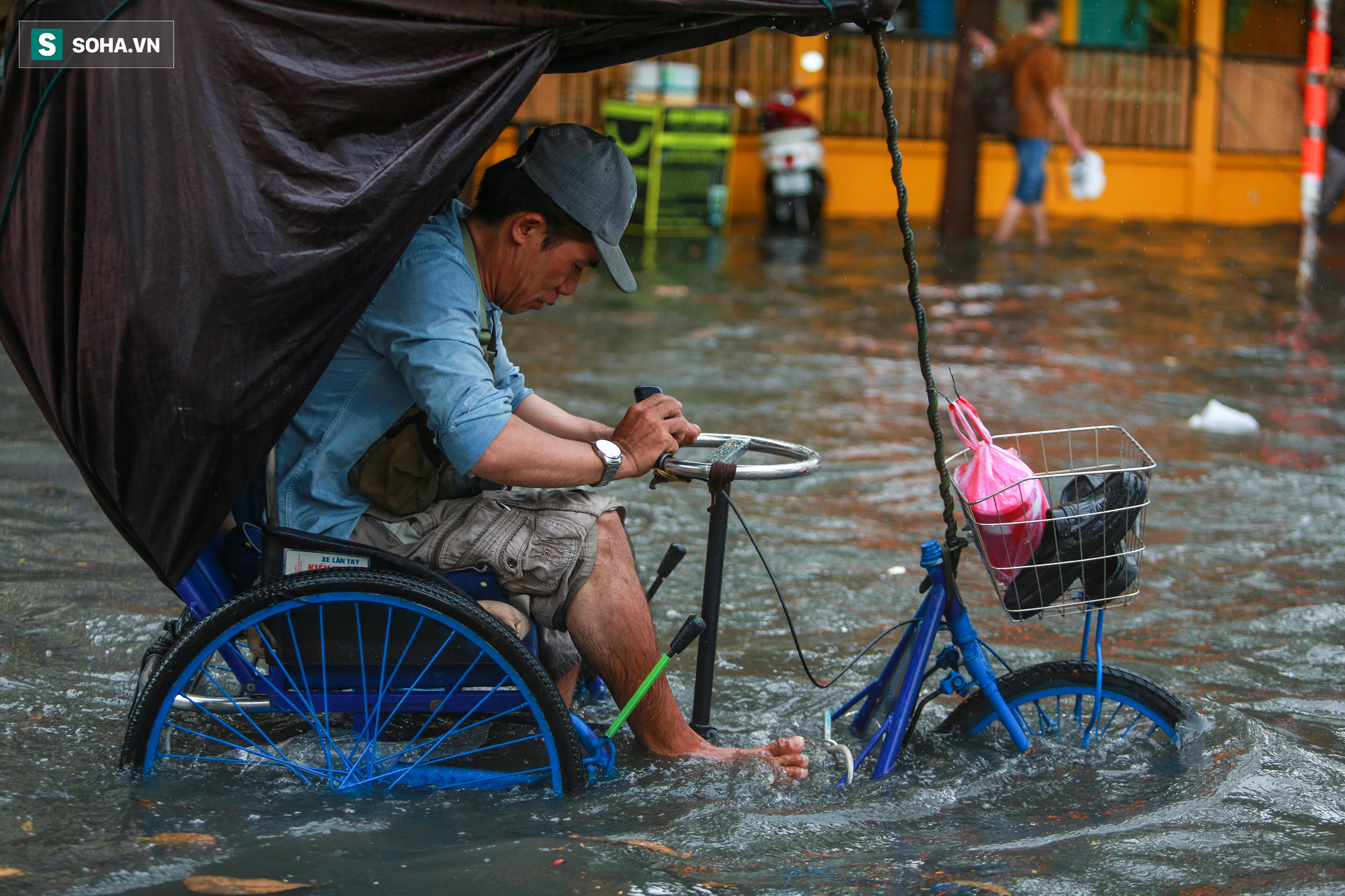 Người Sài Gòn ngã sõng soài trong mưa lớn, sinh viên cõng nhau dưới mưa qua biển nước Thảo Điền - Ảnh 12.