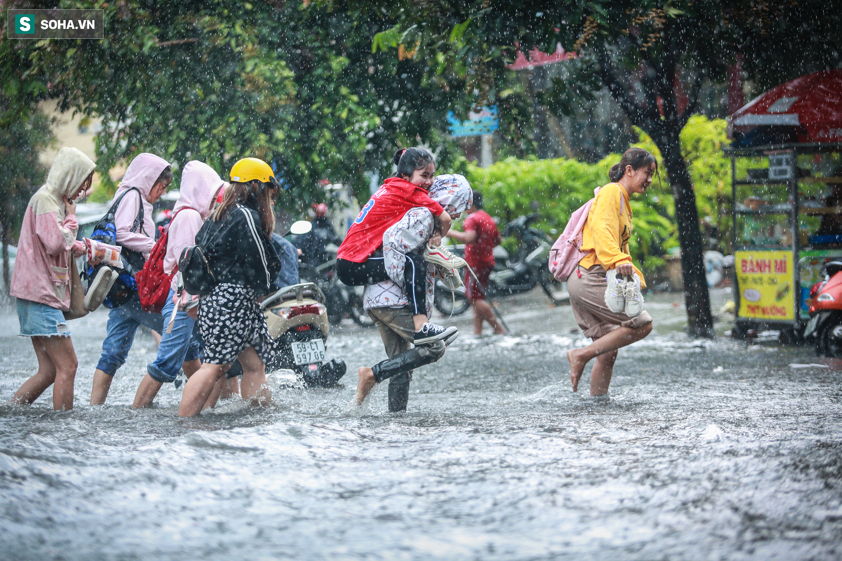Người Sài Gòn ngã sõng soài trong mưa lớn, sinh viên cõng nhau dưới mưa qua biển nước Thảo Điền - Ảnh 5.