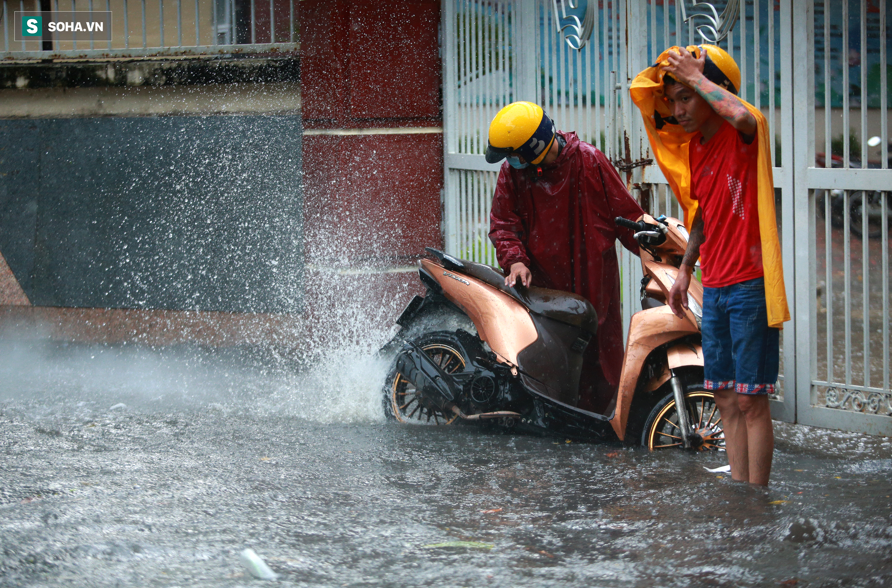 Người Sài Gòn ngã sõng soài trong mưa lớn, sinh viên cõng nhau dưới mưa qua biển nước Thảo Điền - Ảnh 13.