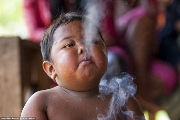 7 năm ấu thơ cơ cực của cậu bé hút 40 điếu thuốc mỗi ngày, bị ví là nô lệ tí hon của thuốc lá và hành trình tìm lại chính mình khiến cả thế giới kinh ngạc - Ảnh 3.