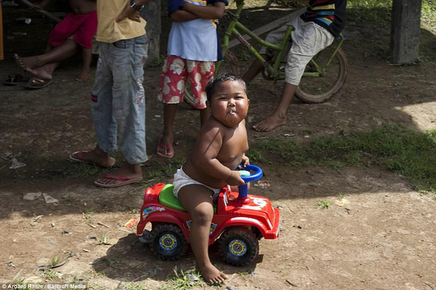 7 năm ấu thơ cơ cực của cậu bé hút 40 điếu thuốc mỗi ngày, bị ví là nô lệ tí hon của thuốc lá và hành trình tìm lại chính mình khiến cả thế giới kinh ngạc - Ảnh 5.