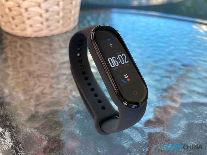 Cận cảnh Xiaomi Mi Band 5: Ấn tượng tuyệt vời, dùng sướng hơn rất nhiều so với thế hệ trước - Ảnh 2.