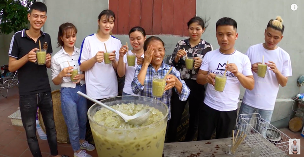 Bà Tân tung video làm cốc rau má đậu xanh siêu to khổng lồ, nhưng thứ mà dân mạng chú ý nhất lại là một câu “lỡ lời” của Hưng Vlog - Ảnh 11.