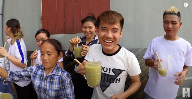 Bà Tân tung video làm cốc rau má đậu xanh siêu to khổng lồ, nhưng thứ mà dân mạng chú ý nhất lại là một câu “lỡ lời” của Hưng Vlog - Ảnh 16.