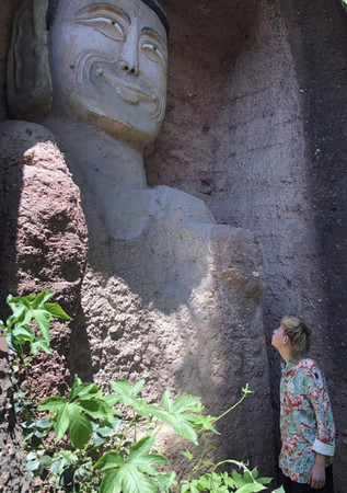 Xôn xao hình ảnh hai bức tượng Phật trong hang đá bất ngờ mỉm cười, nguyên nhân đằng sau khiến ai cũng ngỡ ngàng - Ảnh 4.