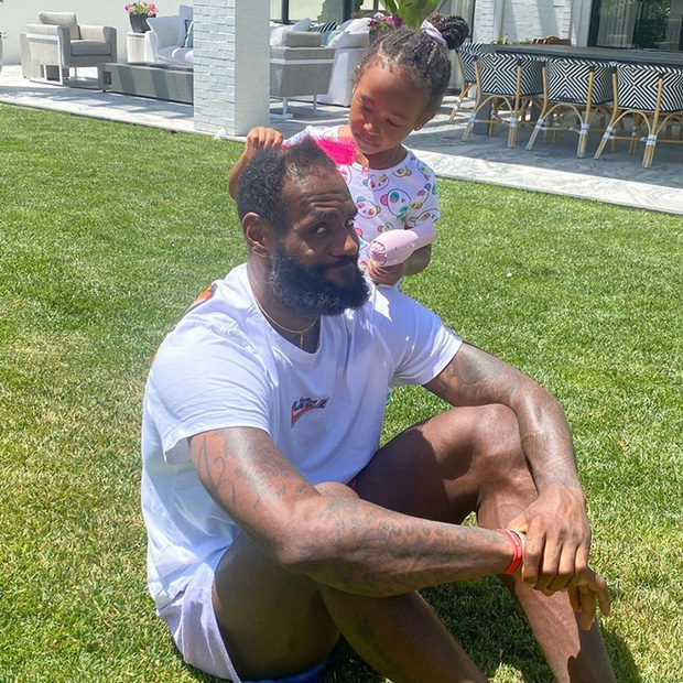 Siêu sao bóng rổ LeBron James gây sốt cộng động mạng với khoảnh khắc đáng yêu bên cạnh con gái nhân Ngày của Cha - Ảnh 4.