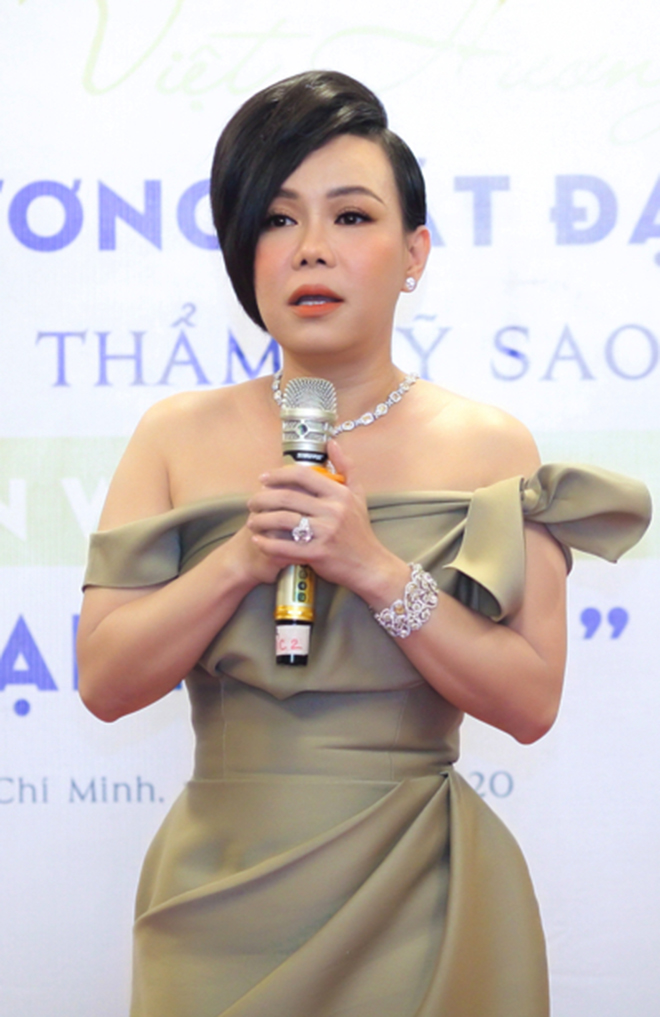 Việt Hương tự tin diện váy hở vai ở tuổi 44 - Ảnh 3.