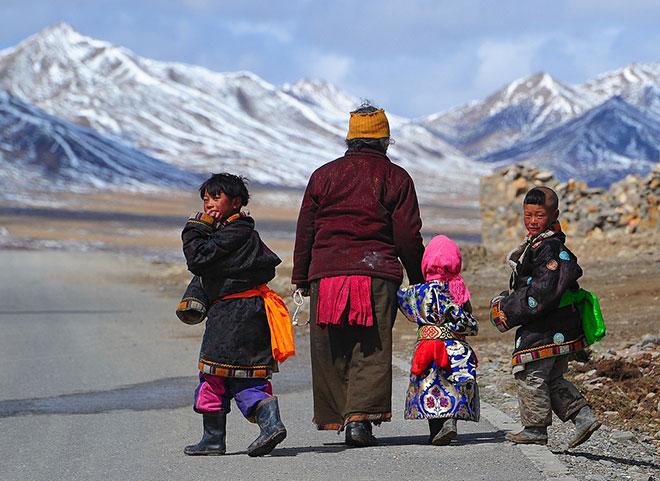 Phương pháp giáo dục trẻ nhỏ ở Tây Tạng: 1 tuổi coi là vua, 5 tuổi là nô lệ, nghe thì ngược đời nhưng càng ngẫm càng thấy đúng - Ảnh 1.