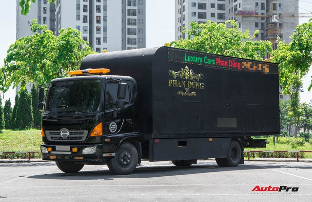 Bên trong xe vận chuyển xế khủng cho giới đại gia Hà Nội: Như container hạng sang, độ hết 3 tỷ đồng, có bầu trời sao kiểu Rolls-Royce - Ảnh 1.