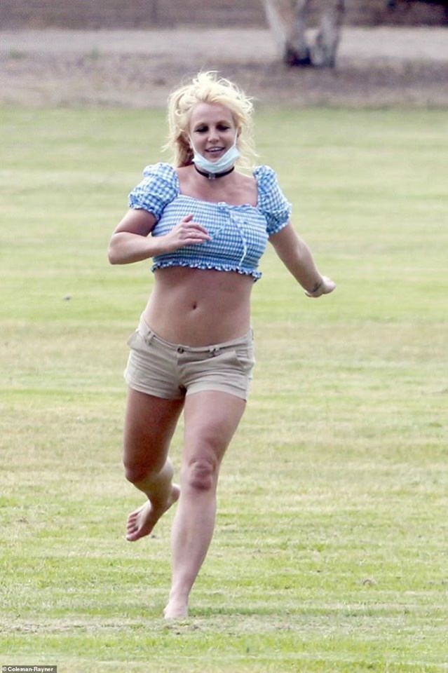 Britney Spears xuất hiện với thân hình to thô kệch sau 2 năm lặn mất tăm khỏi Hollywood - Ảnh 4.