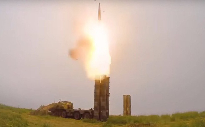 Bộ trưởng QP Ấn Độ: Nga đồng ý chuyển giao sớm hệ thống tên lửa S-400 cho New Delhi