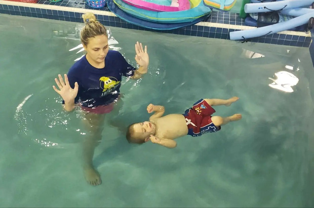Hình ảnh em bé bị ném xuống nước để tập bơi dậy sóng trên MXH và lời lý giải gây tranh cãi từ phía người dạy - Ảnh 3.