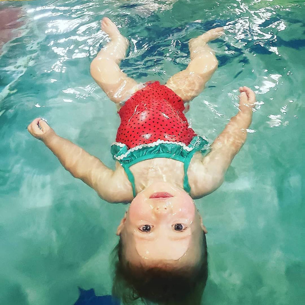 Hình ảnh em bé bị ném xuống nước để tập bơi dậy sóng trên MXH và lời lý giải gây tranh cãi từ phía người dạy - Ảnh 5.