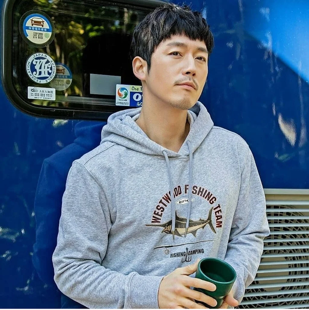 Tranh cãi BXH 25 diễn viên đẹp trai nhất xứ Hàn: Hyun Bin bị tài tử này giành No.1, Lee Min Ho - Song Joong Ki khiêm tốn khó hiểu - Ảnh 3.
