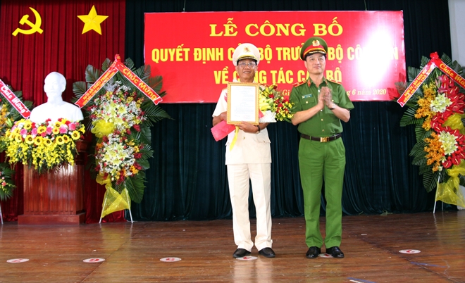 Đại tá Đinh Văn Nơi giữ chức vụ Giám đốc Công an tỉnh An Giang - Ảnh 2.