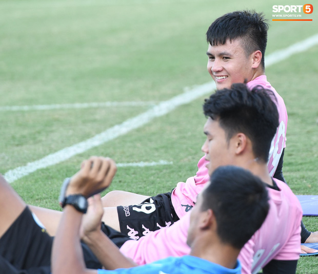 Quang Hải lại tập riêng, Hà Nội FC hết người phải đôn cầu thủ trẻ lên đá đối kháng - Ảnh 1.