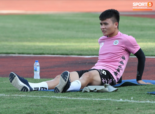 Quang Hải lại tập riêng, Hà Nội FC hết người phải đôn cầu thủ trẻ lên đá đối kháng - Ảnh 2.