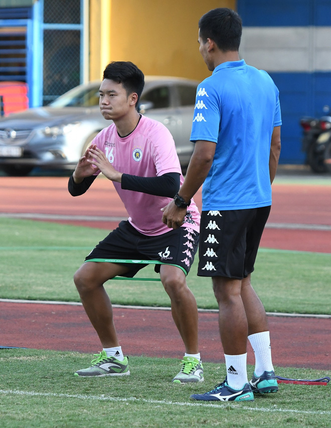Quang Hải lại tập riêng, Hà Nội FC hết người phải đôn cầu thủ trẻ lên đá đối kháng - Ảnh 3.