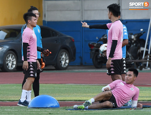 Quang Hải lại tập riêng, Hà Nội FC hết người phải đôn cầu thủ trẻ lên đá đối kháng - Ảnh 5.