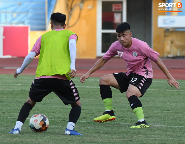 Quang Hải lại tập riêng, Hà Nội FC hết người phải đôn cầu thủ trẻ lên đá đối kháng - Ảnh 8.