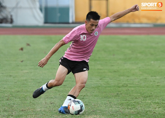 Quang Hải lại tập riêng, Hà Nội FC hết người phải đôn cầu thủ trẻ lên đá đối kháng - Ảnh 10.