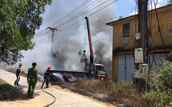 Xe cẩu thi công lăng mộ chạm đường điện cao thế, tài xế bị điện giật tử vong, xe cháy rụi - Ảnh 2.