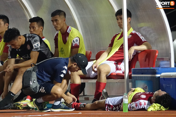 Thót tim với tình huống cựu tuyển thủ U23 Việt Nam nằm gục xuống sân ngay khi được thay ra - Ảnh 2.
