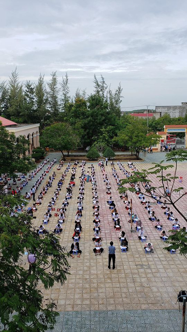 Choáng trước cảnh hàng trăm học sinh một trường cấp 3 ở TP.HCM ngồi bệt dưới đất làm bài kiểm tra - Ảnh 2.