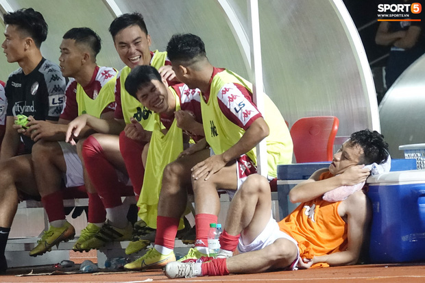 Thót tim với tình huống cựu tuyển thủ U23 Việt Nam nằm gục xuống sân ngay khi được thay ra - Ảnh 4.