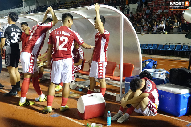Thót tim với tình huống cựu tuyển thủ U23 Việt Nam nằm gục xuống sân ngay khi được thay ra - Ảnh 8.