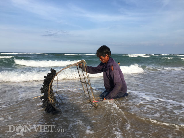 Bẫy mực bằng bóng độc lạ, kiểu làm chơi ăn thiệt không phải dạng vừa đâu ở Quảng Ngãi - Ảnh 9.