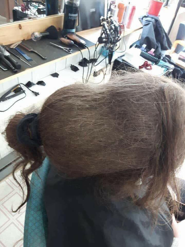 Mang mái tóc bết nhiều năm không cắt đến tiệm đòi phục hồi, cô gái gây choáng với tổ quạ trên đầu, hình ảnh sau tân trang khiến ai cũng ngỡ ngàng - Ảnh 2.