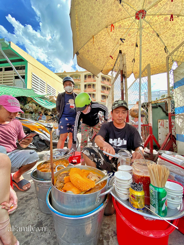 Hàng phá lấu 30 năm nổi tiếng đắt nhất Sài Gòn ở khu chợ Lớn nay đã vượt mốc hơn nửa triệu/kg, vẫn độc quyền mùi vị và khách tứ phương đều tìm tới ăn - Ảnh 13.